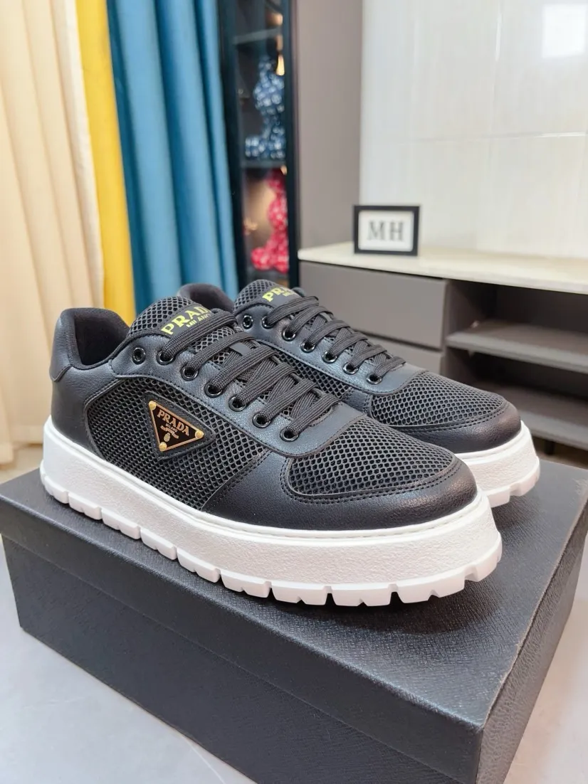 Men's shoes 💰440🌹🌹Prada 〈prada〉 luxury and fashionable high-end products ✊🔥The perfect last shape and top-notch handcrafting make this shoe immediately create a strong aristocratic atmosphere. Imported first-layer cowhide with brogue carving crafts💋Genuine leather lining🎶Rubber combination outsole specially imported from France for leather shoes😍Color: Mysterious Black☕️Size 38～44